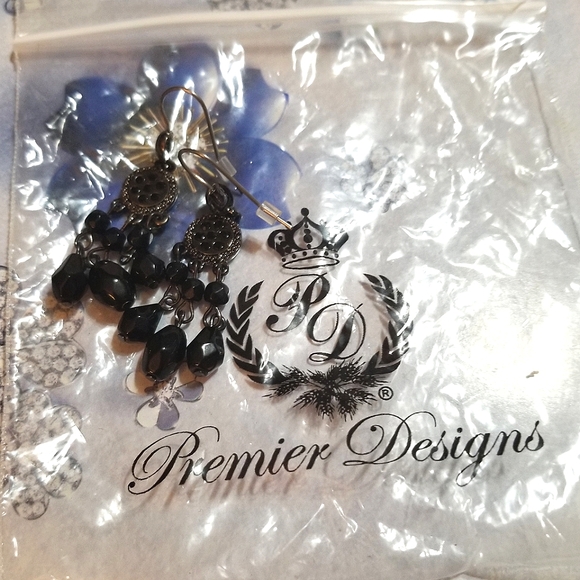 NEW Premier Designs Black Crystal Dangle Earrings - Picture 4 of 7